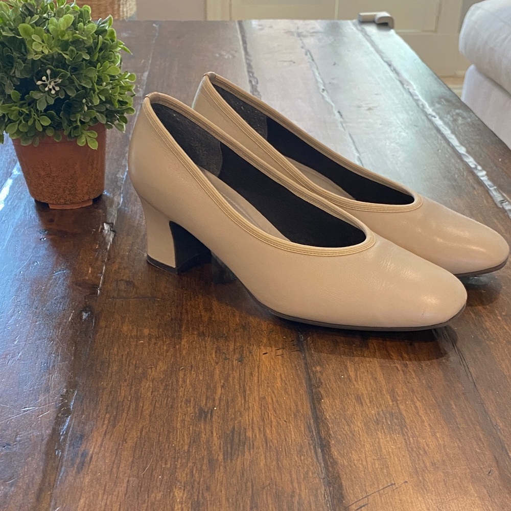 ♥️ Naturalizer Cream Women's Heels ♥️
